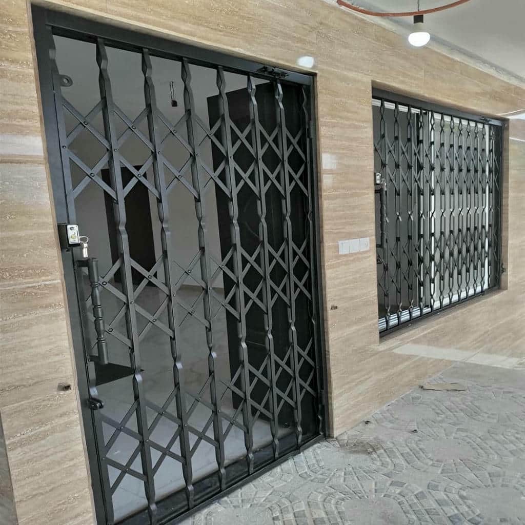 سفارش درب آکاردئونی مشکی طلایی با قفل محافظت‌شده