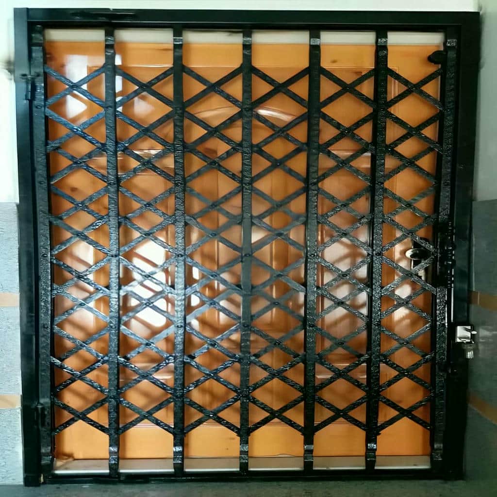 نصب حفاظ ریلی پشت درب روی چهارچوب قدیمی