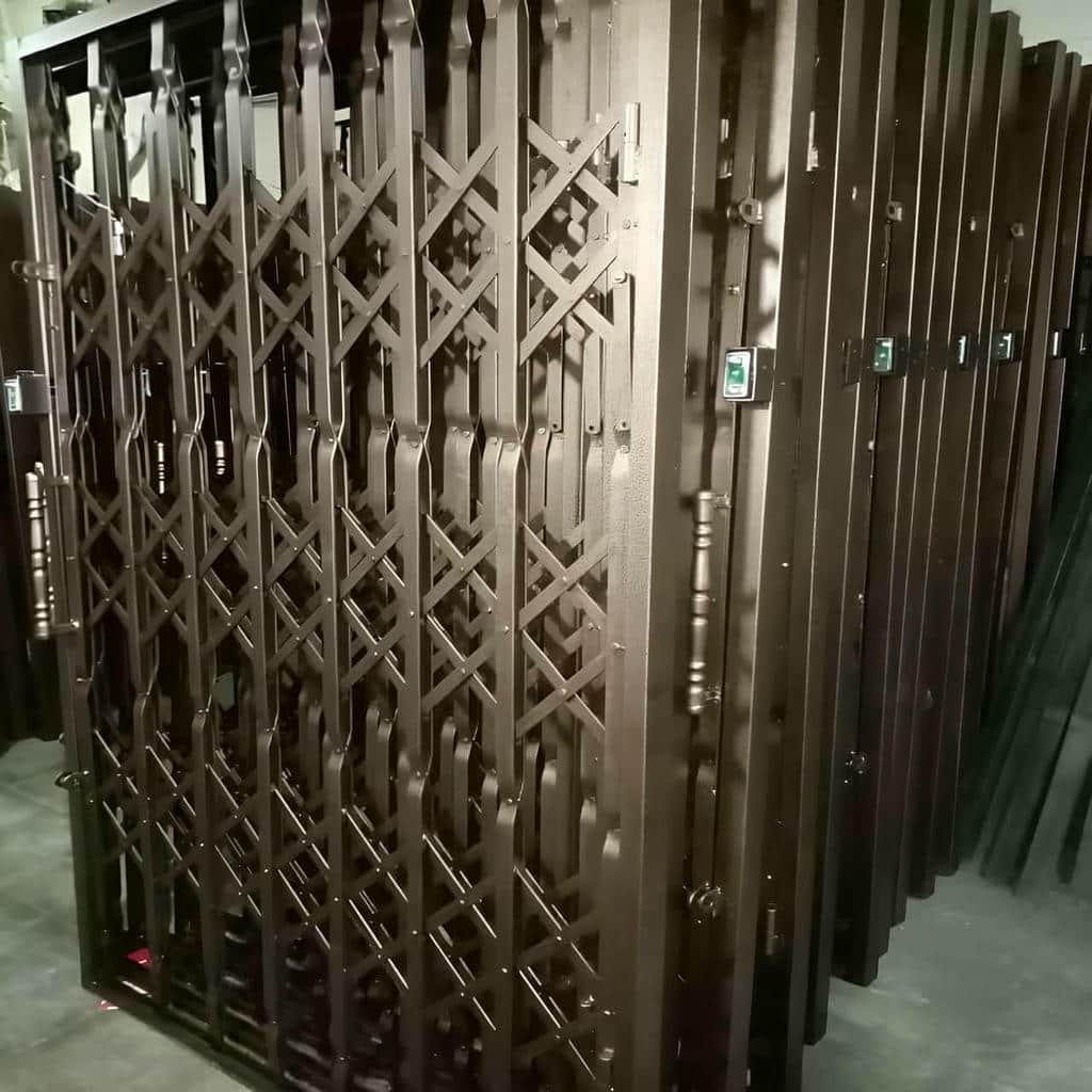 اجرای درب آکاردئونی سلطنتی در پاگرد کم‌عرض