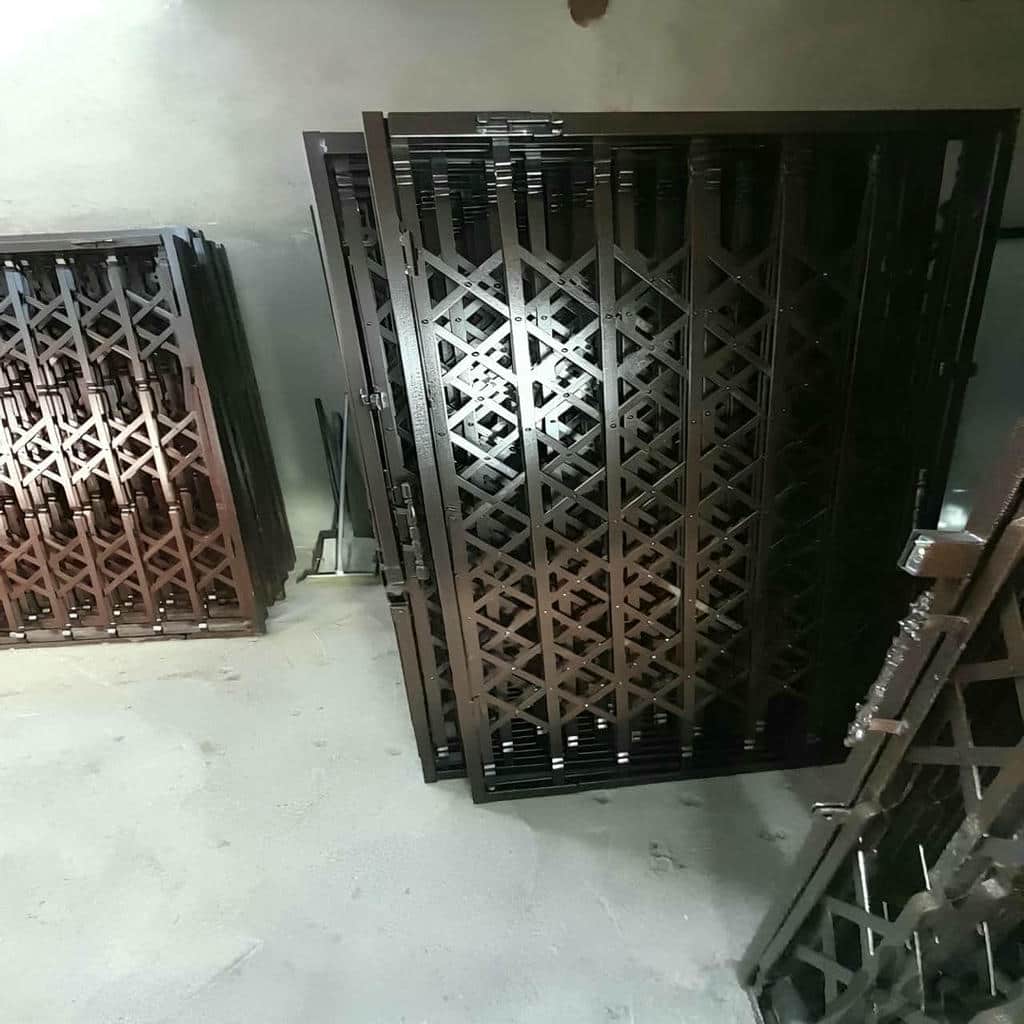 ساخت حفاظ پشت درب آپارتمان ریلی با تسمه مقاوم