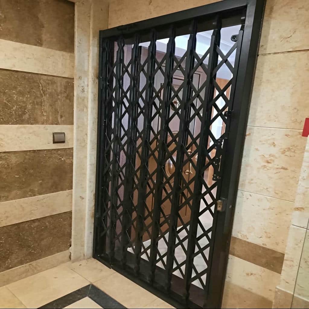 مدل درب حفاظ فلزی با شبکه آکاردئونی جمع‌شونده