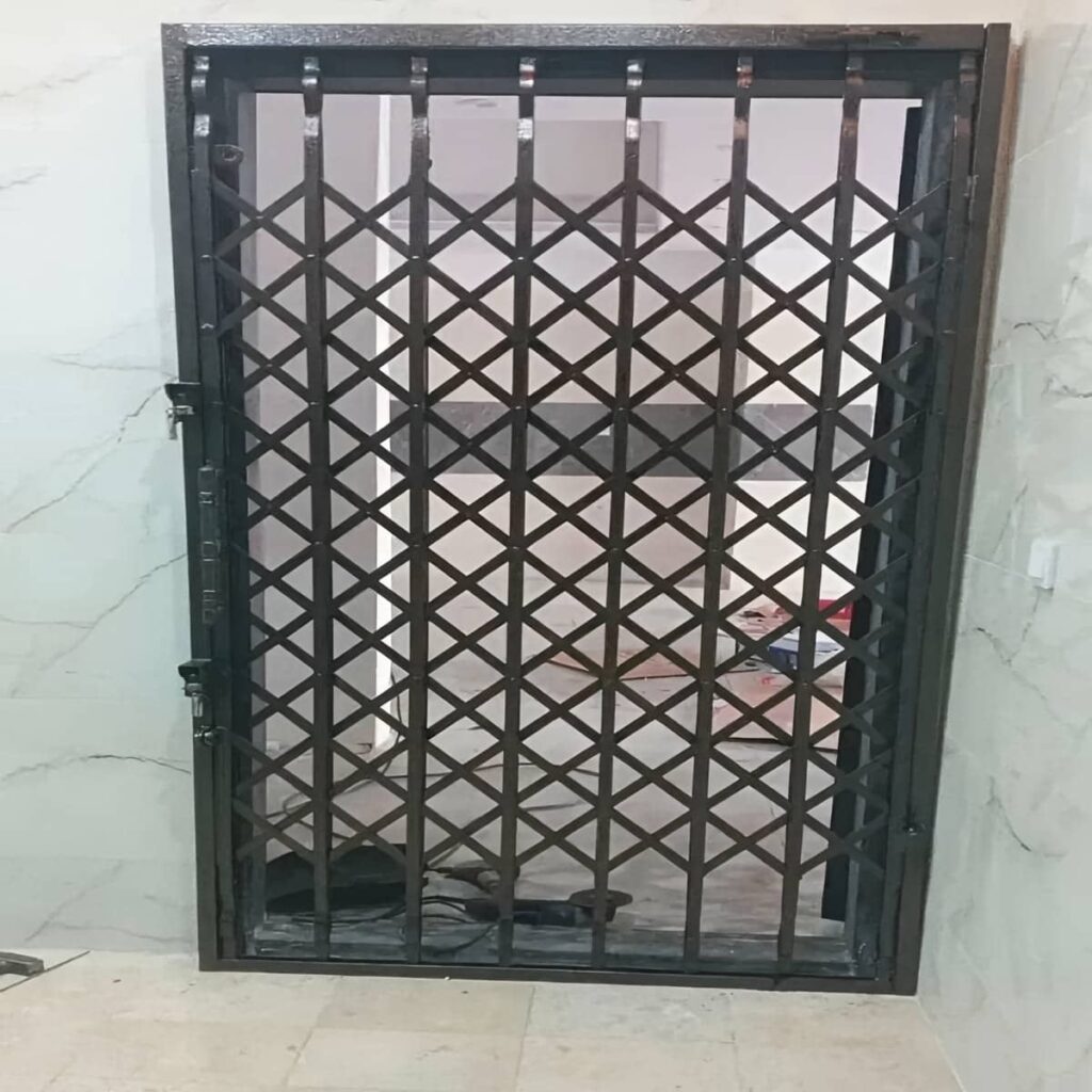 درب آکاردئونی سلطنتی گل دار برای پروژه ورودی کلاسیک