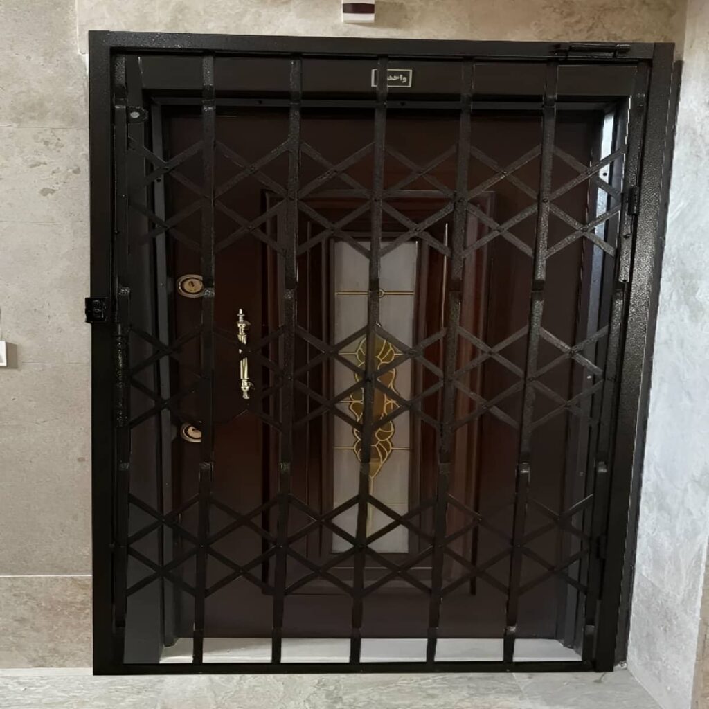قیمت درب آکاردئونی سلطنتی گل دار متناسب با ابعاد پروژه