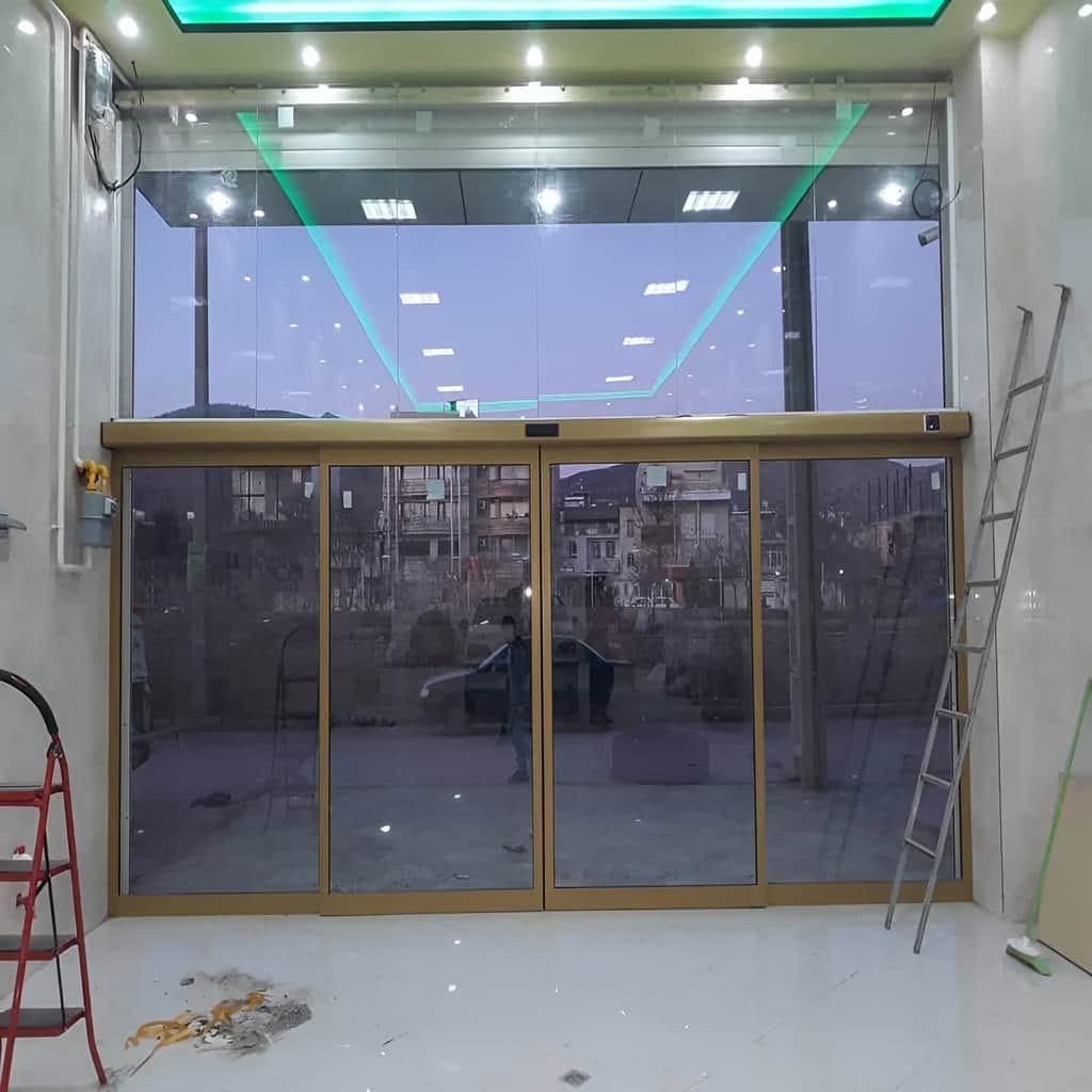 درب شیشه ای اتوماتیک کشویی دو لت در پروژه ورودی پرتردد