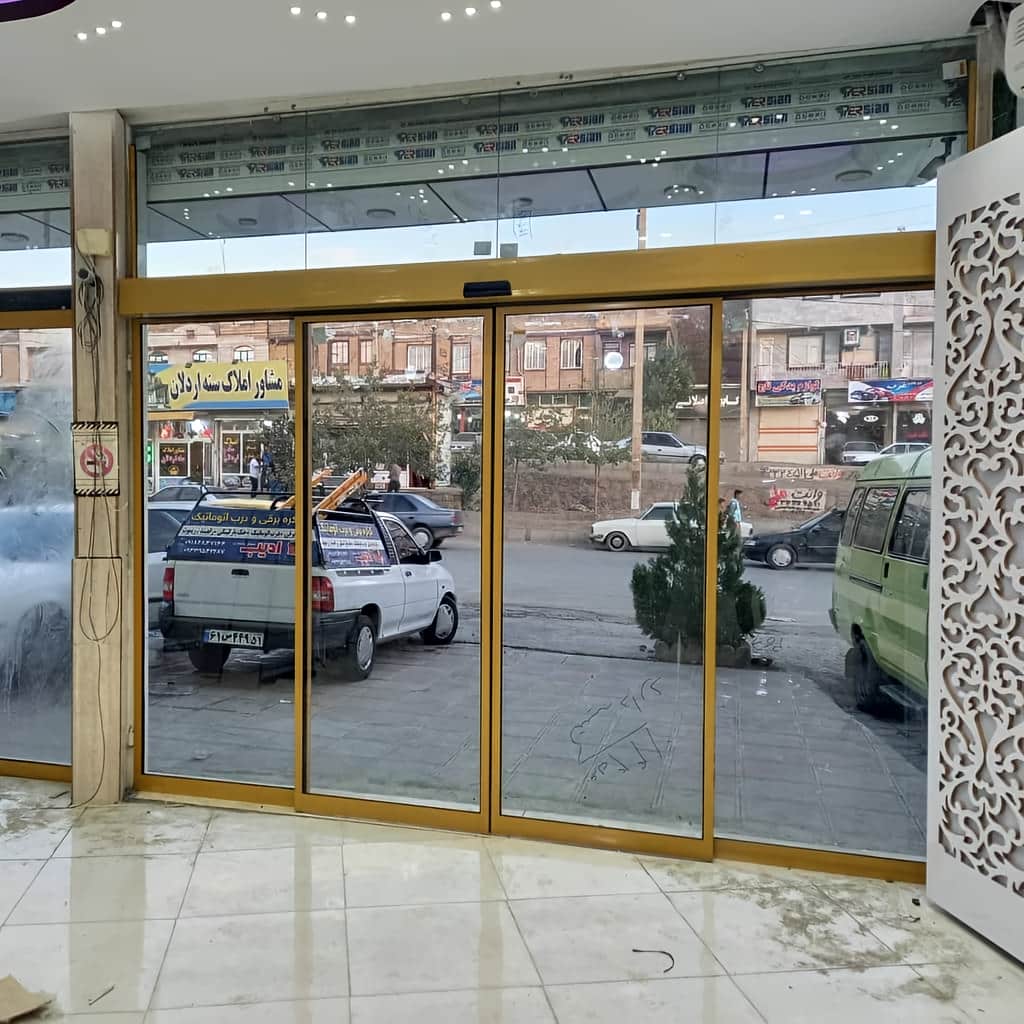 اجرای درب شیشه ای کشویی با بسته شدن متقارن