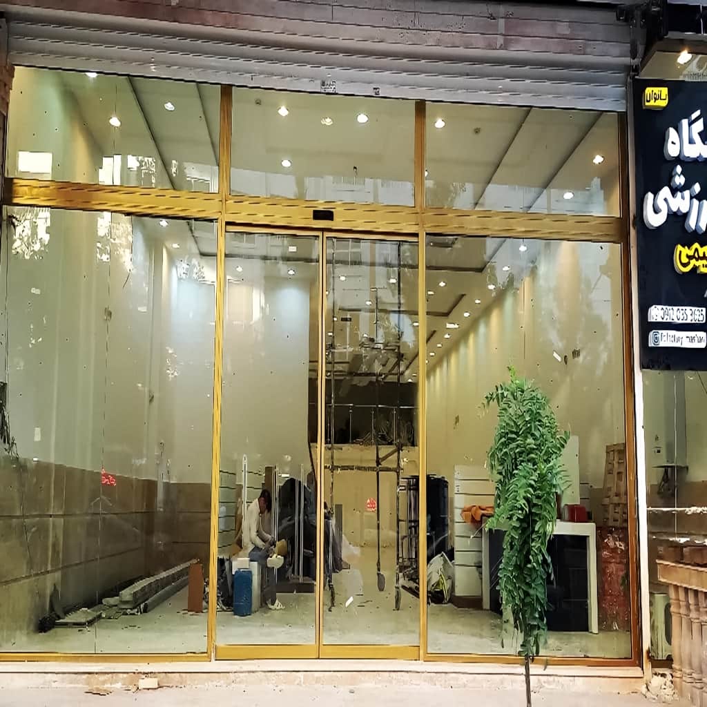 اجرای درب شیشه ای گردان هماهنگ با پلان لابی