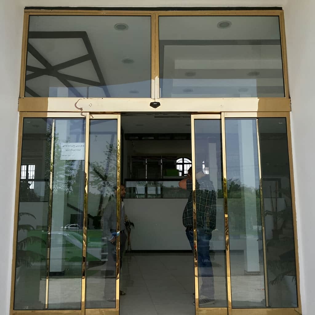 نصب درب اتوماتیک شیشه ای گردان روی کف تراز