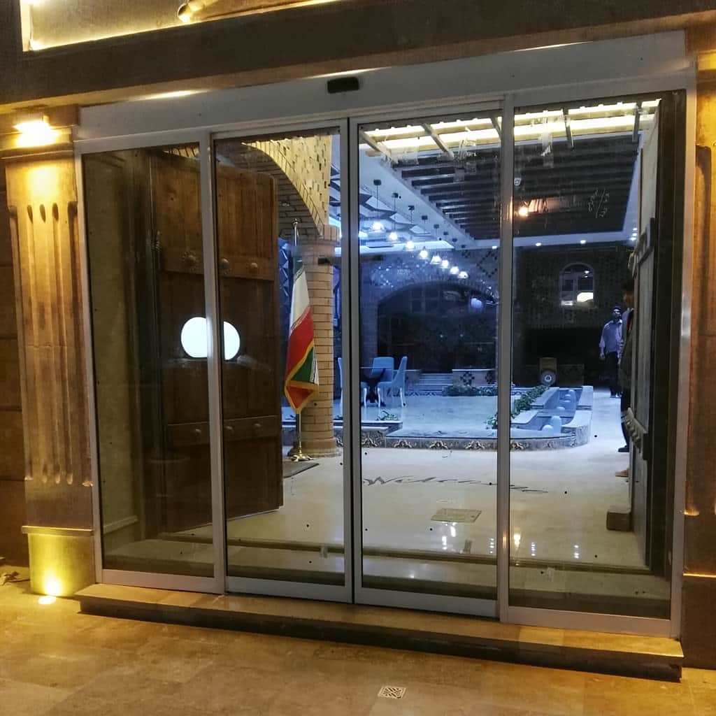 درب اتوماتیک شیشه ای تلسکوپی در پروژه دهانه باریک
