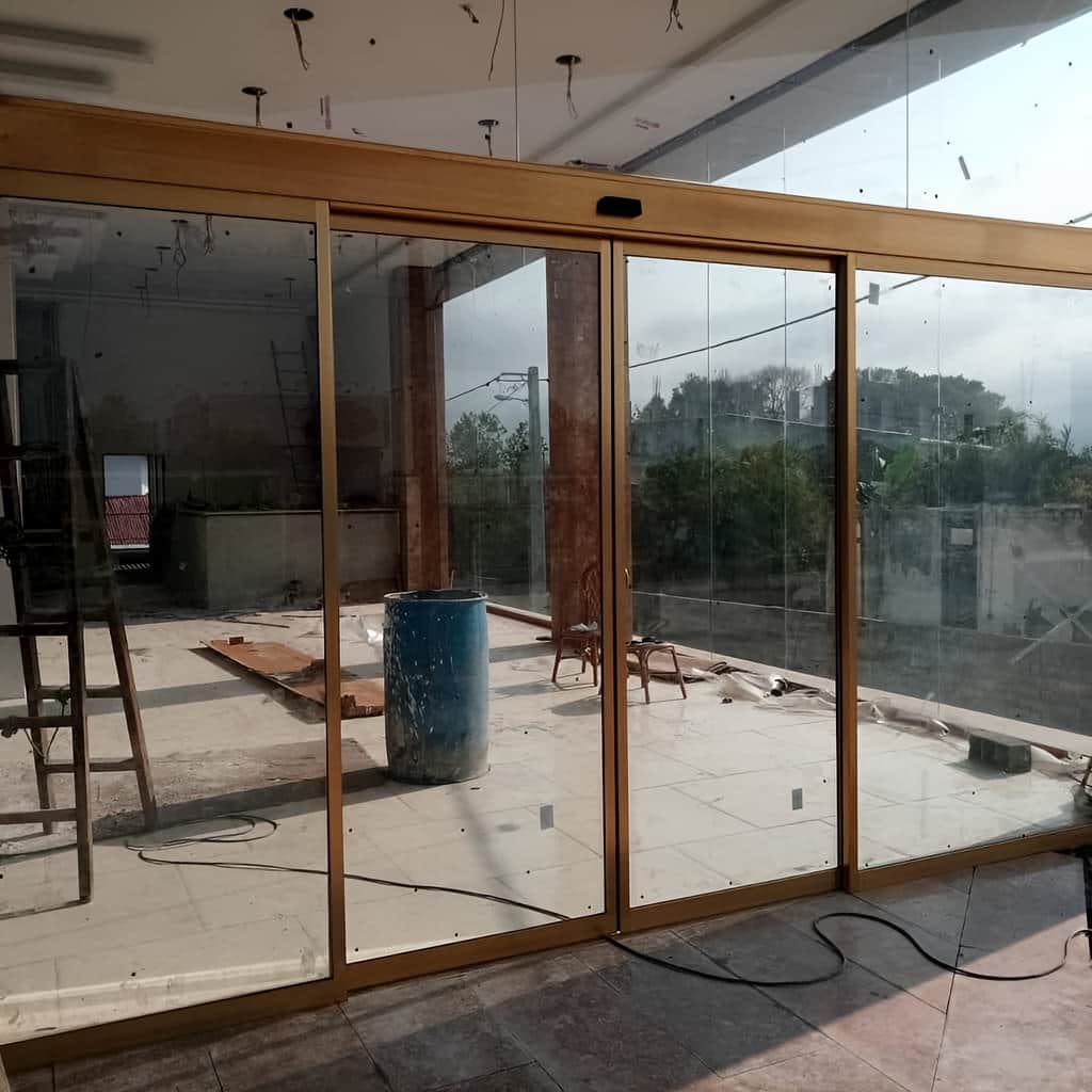 نصب درب شیشه ای اتوماتیک کشویی دو لت روی زیرسازی تراز