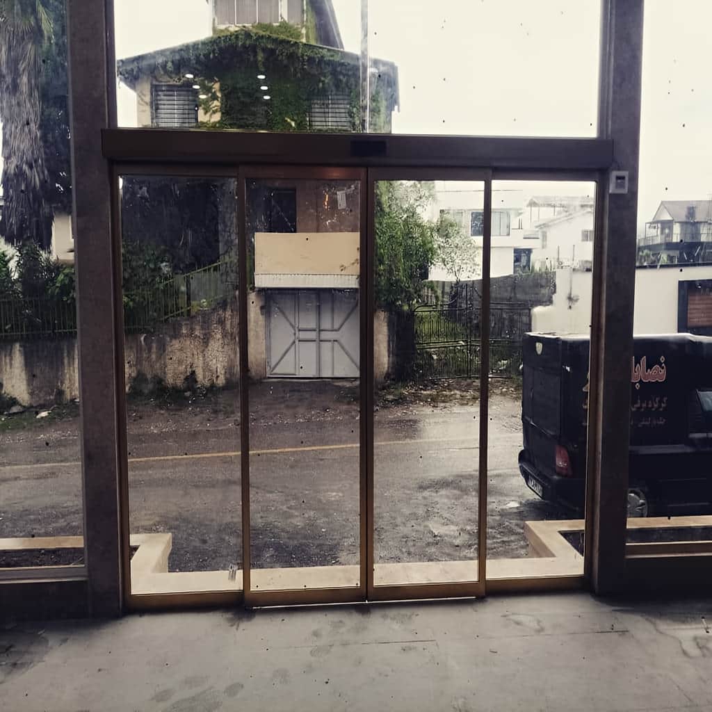 نمونه تلسکوپی درب اتوماتیک بیمارستانی با فضای جانبی محدود