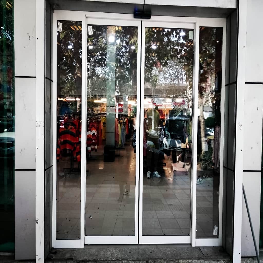 مدل دو لنگه درب شیشه ای برای موج ورود کاربران