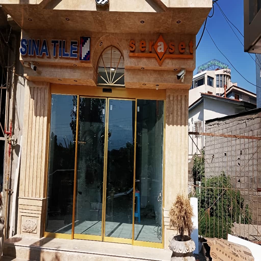 طرح کشویی دو لت درب شیشه ای برای ورودی شعبه