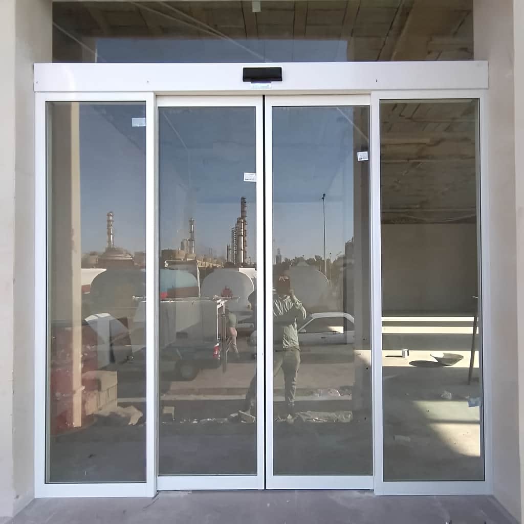خدمات نصب درب شیشه ای پرتردد با حسگر ایمنی
