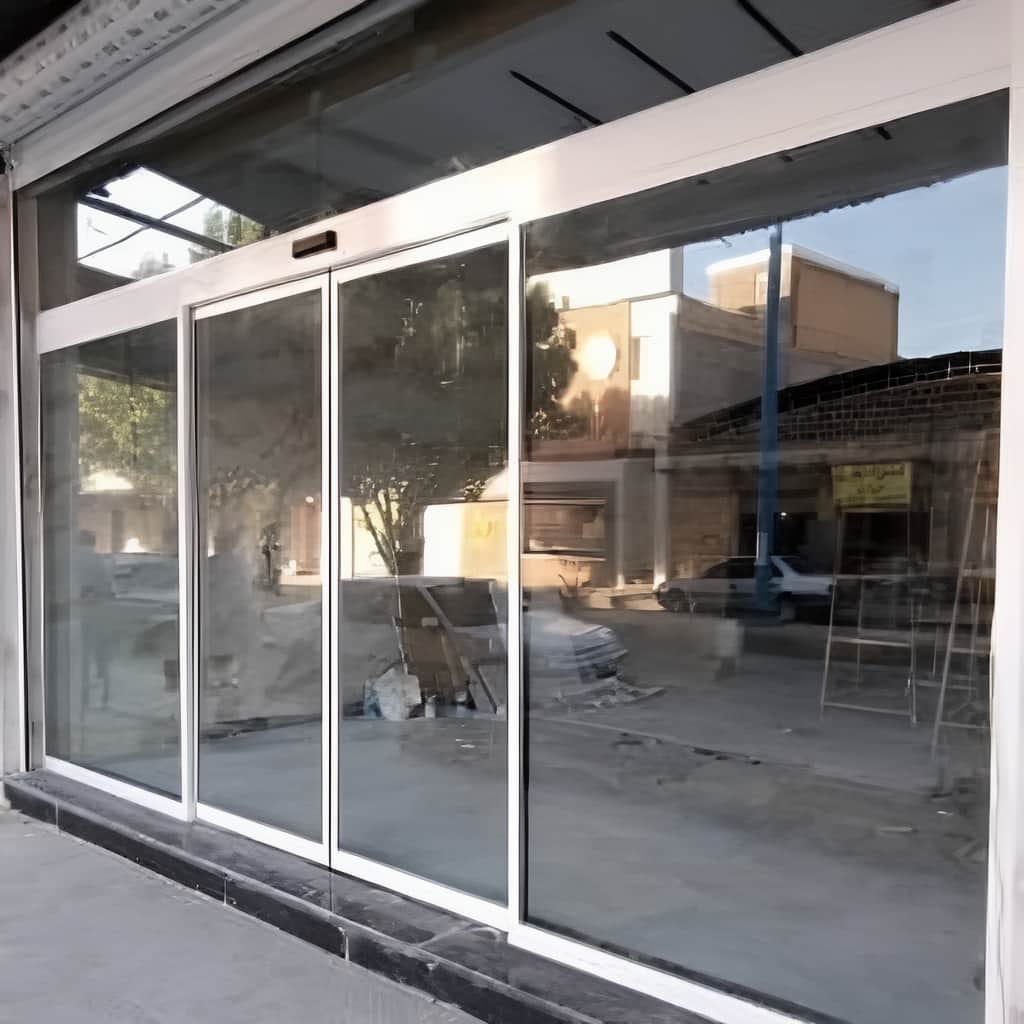 نصب درب اتوماتیک شیشه ای پرتردد روی شاسی مقاوم