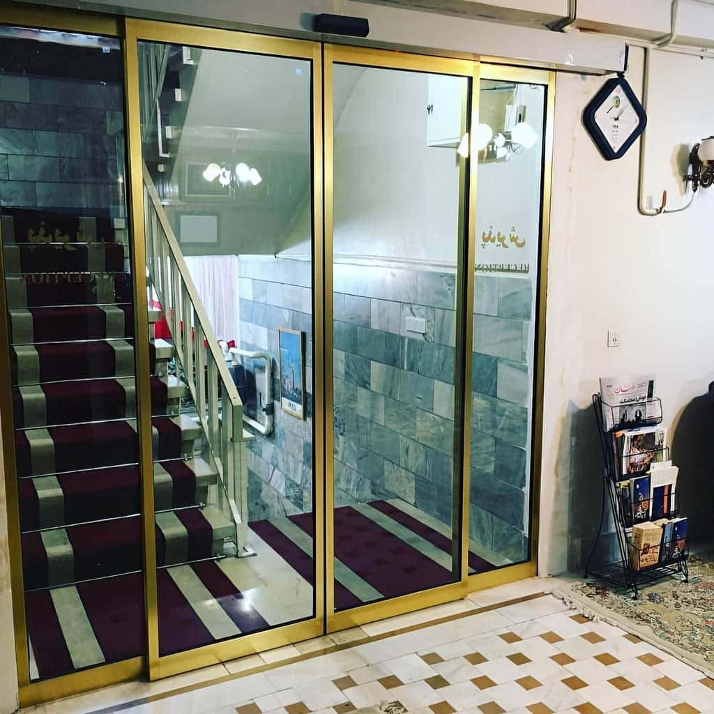 نصب درب اتوماتیک شیشه ای فروشگاهی روی شاسی تراز