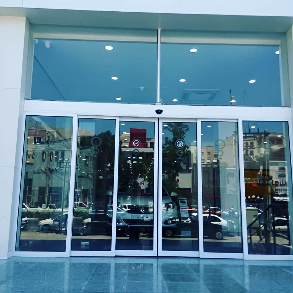 نصب درب اتوماتیک شیشه ای بیمارستانی روی شاسی تراز