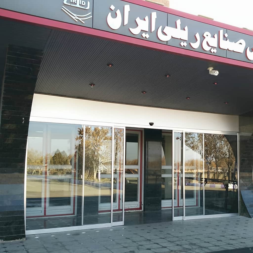 نصب ریل درب اتوماتیک شیشه ای روی زیرسازی تراز