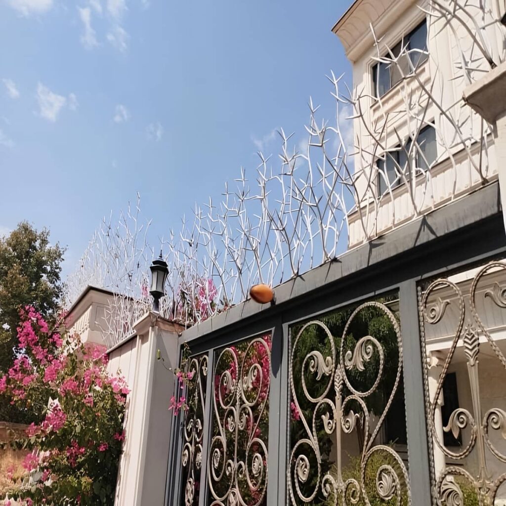 نصب حفاظ شاخ گوزنی میلگرد خمکاری روی تاج دیوار باریک