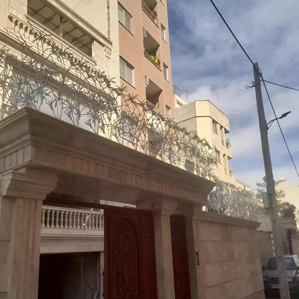 نصب حفاظ شاخ گوزنی کنار انبار قابل صعود