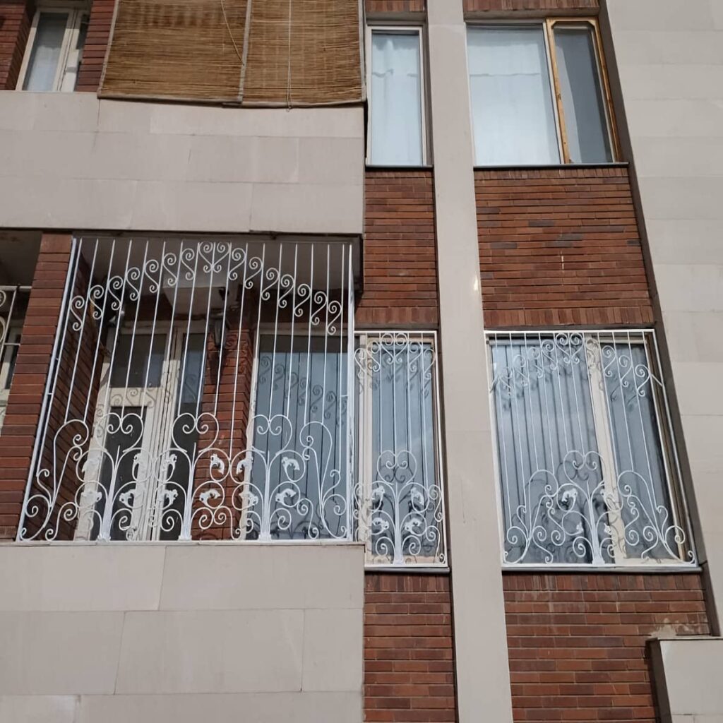 اجرای حفاظ پنجره شبکه هندسی روی نمای سنگی