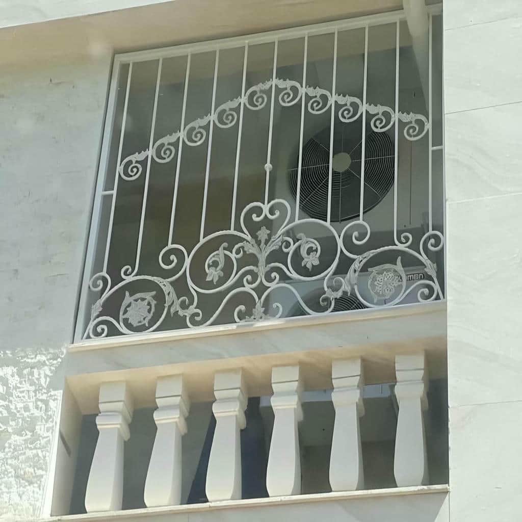 طرح شبکه‌ای نرده پنجره فلزی برای دهانه عریض
