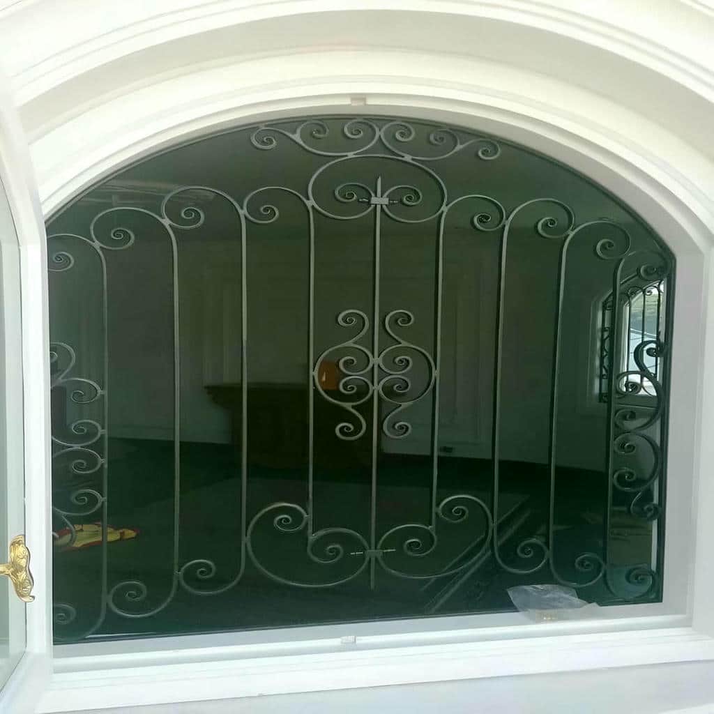 نصب حفاظ پنجره پروفیلی روی زیرکار مقاوم