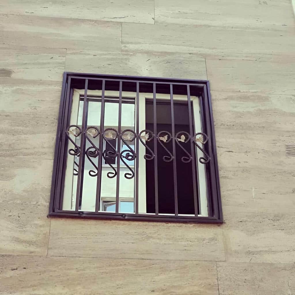 قاب ساده حفاظ پنجره شیک برای دهانه باریک