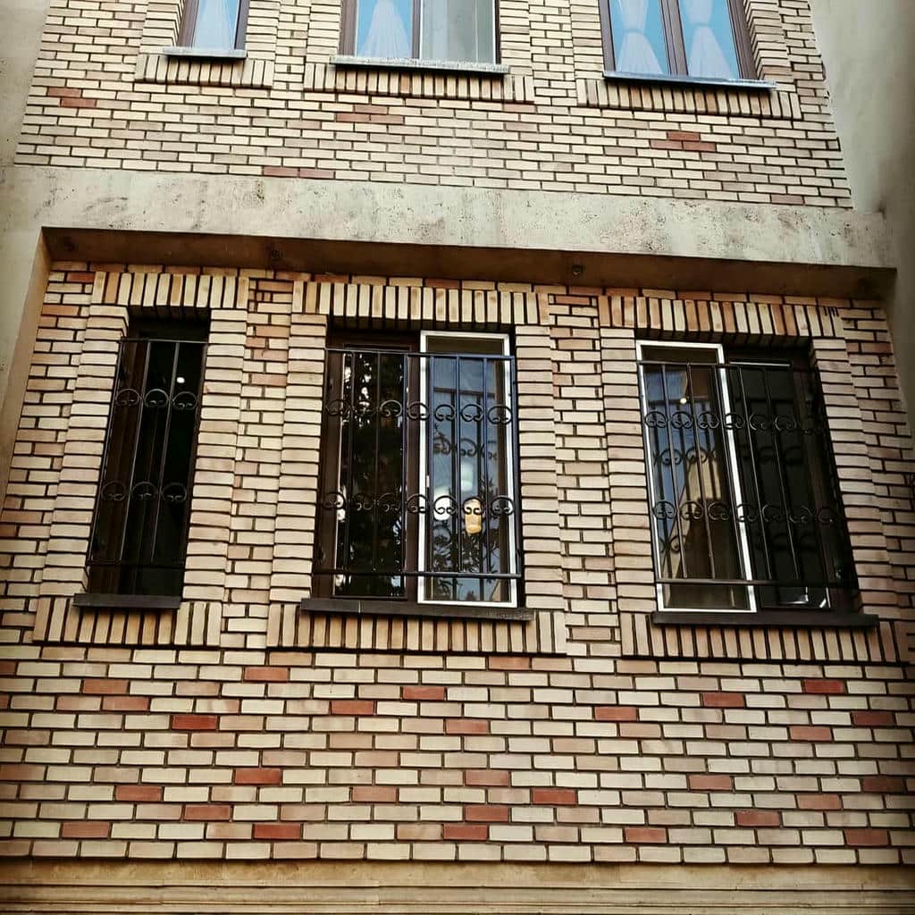 نصب حفاظ پنجره شیک روی زیرکار مقاوم