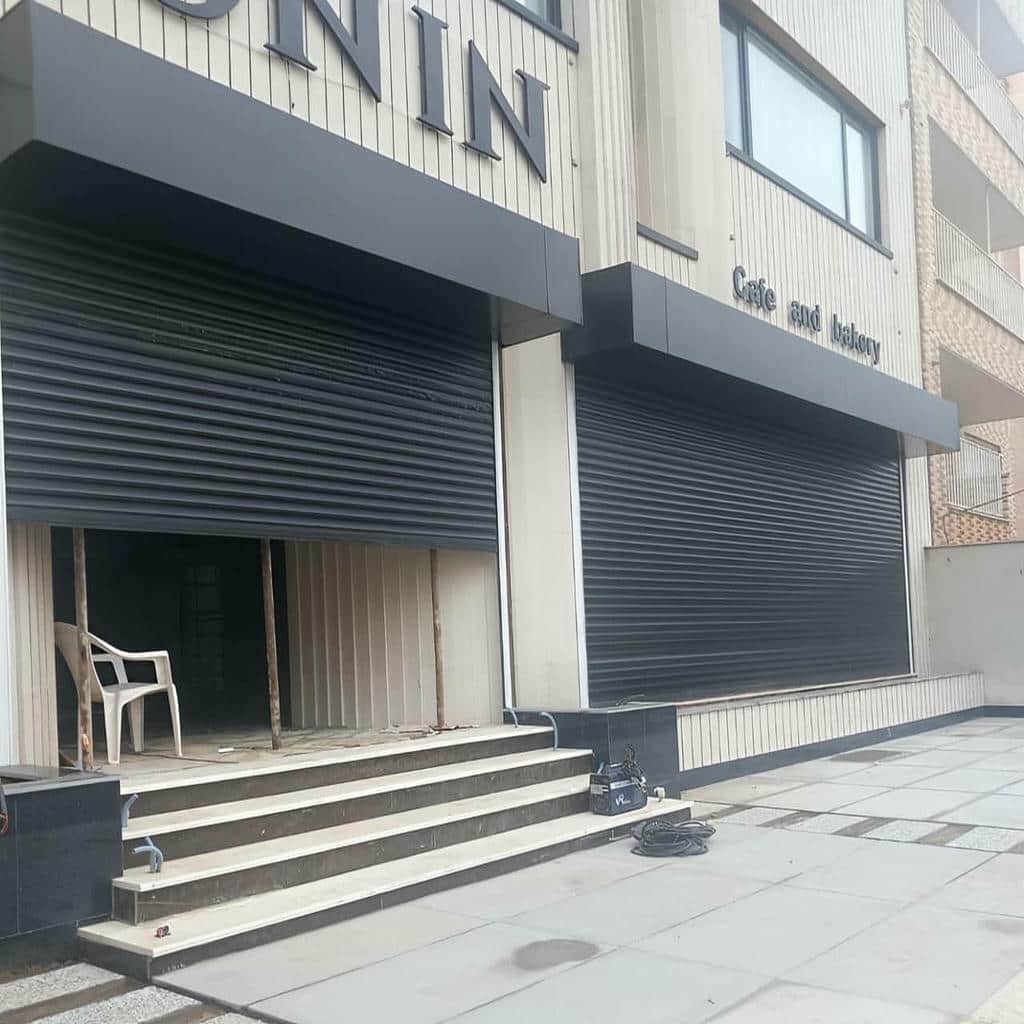اجرای کرکره برقی ضد سرقت فروشگاهی روی زیرسازی مقاوم