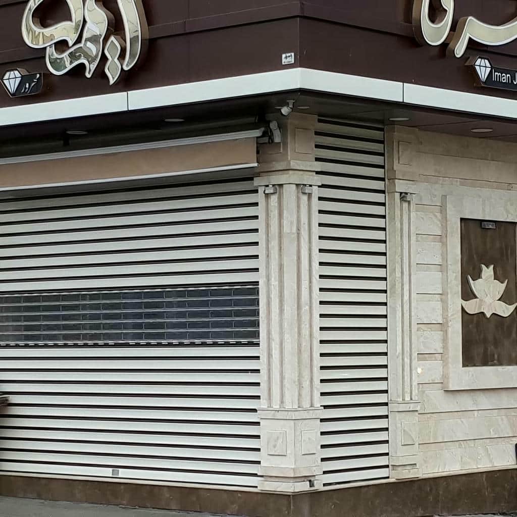 نصب کرکره برقی مدرن نمای تجاری با کاور مخفی