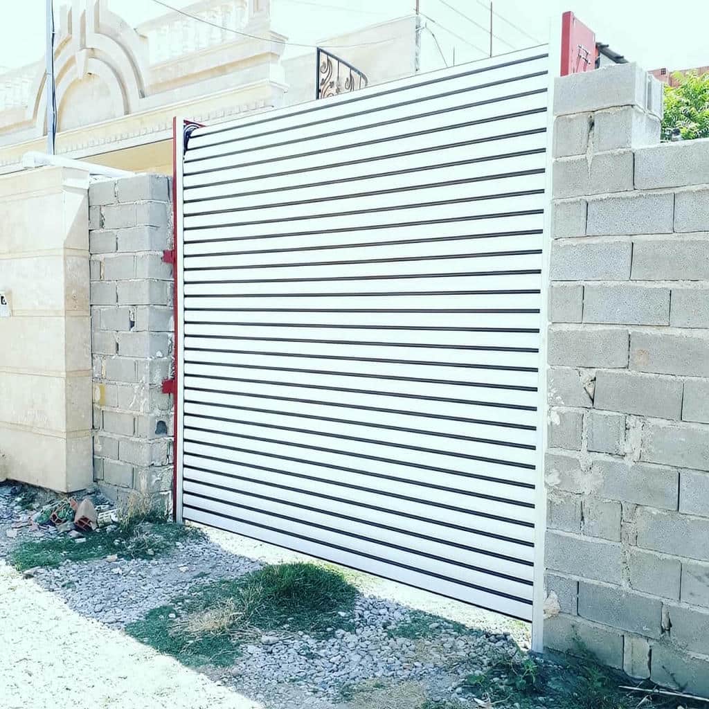 نصب کرکره برقی رنگی نمای فروشگاه کنار تابلو