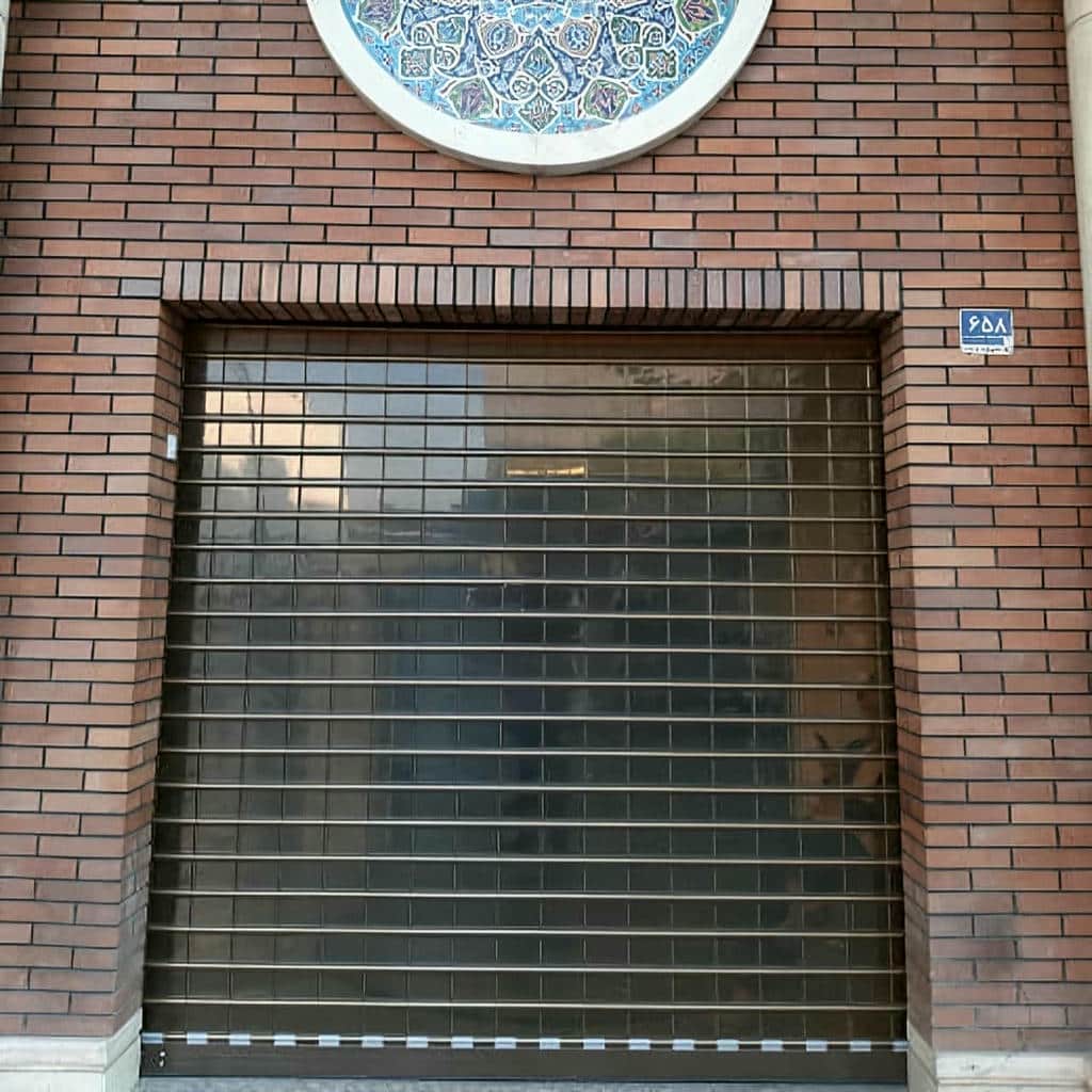 نصب کرکره برقی ضد سرقت فروشگاهی با ریل عمیق