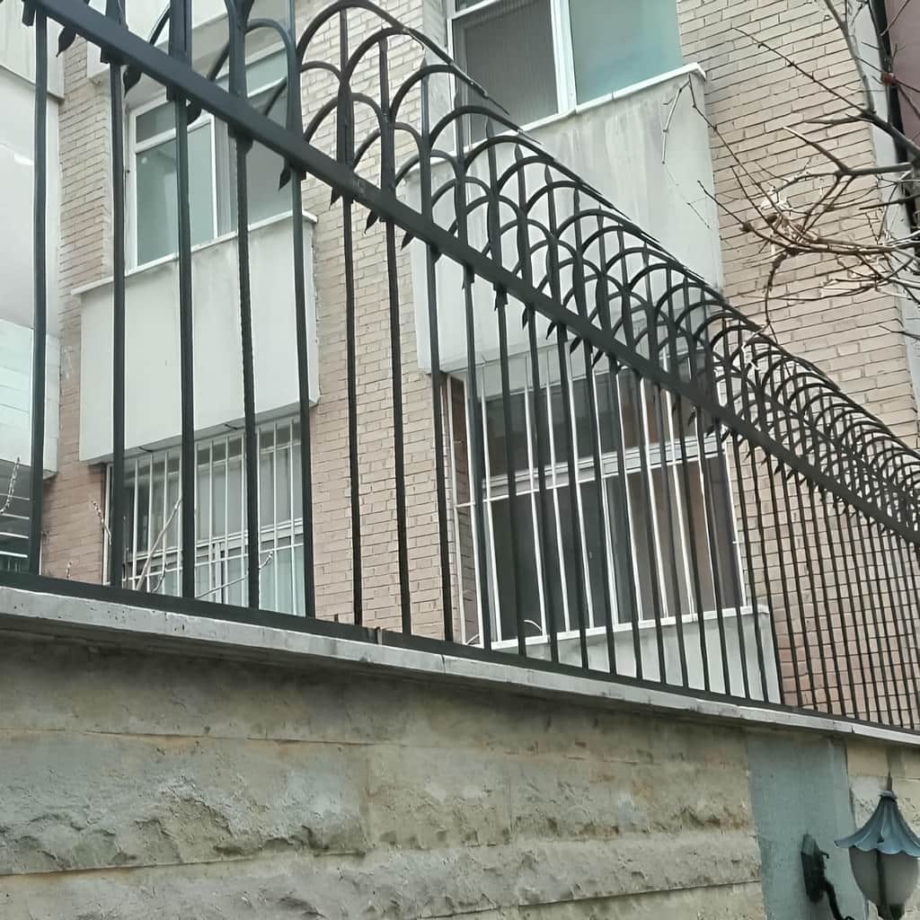 نصب حفاظ سرنیزه روی تاج باریک دیوار