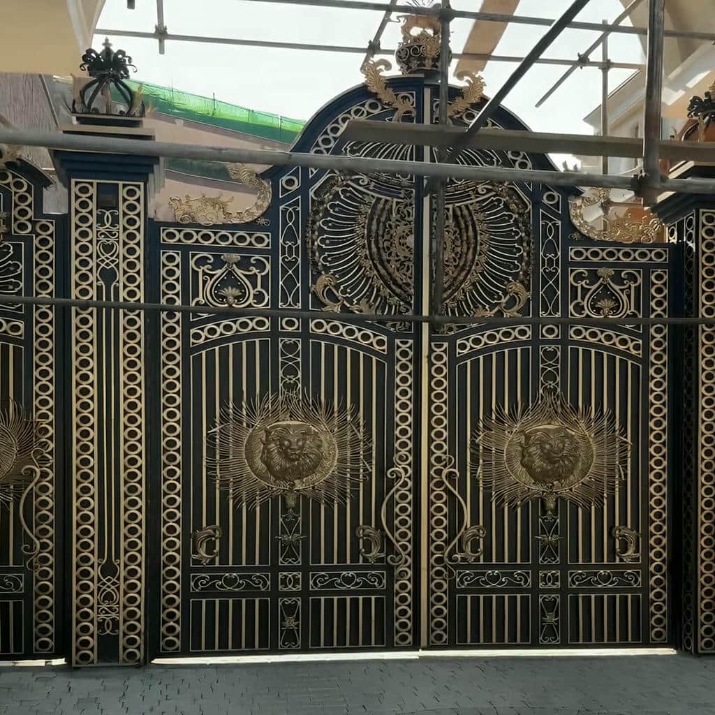 سفارش درب حیاط کتیبه دار پس از اندازه‌گیری دقیق