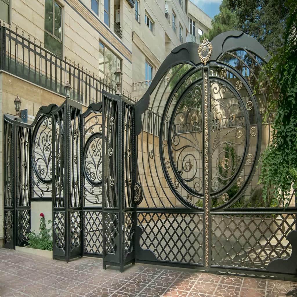 خرید درب حیاط ورق پانچ متناسب با حریم خصوصی
