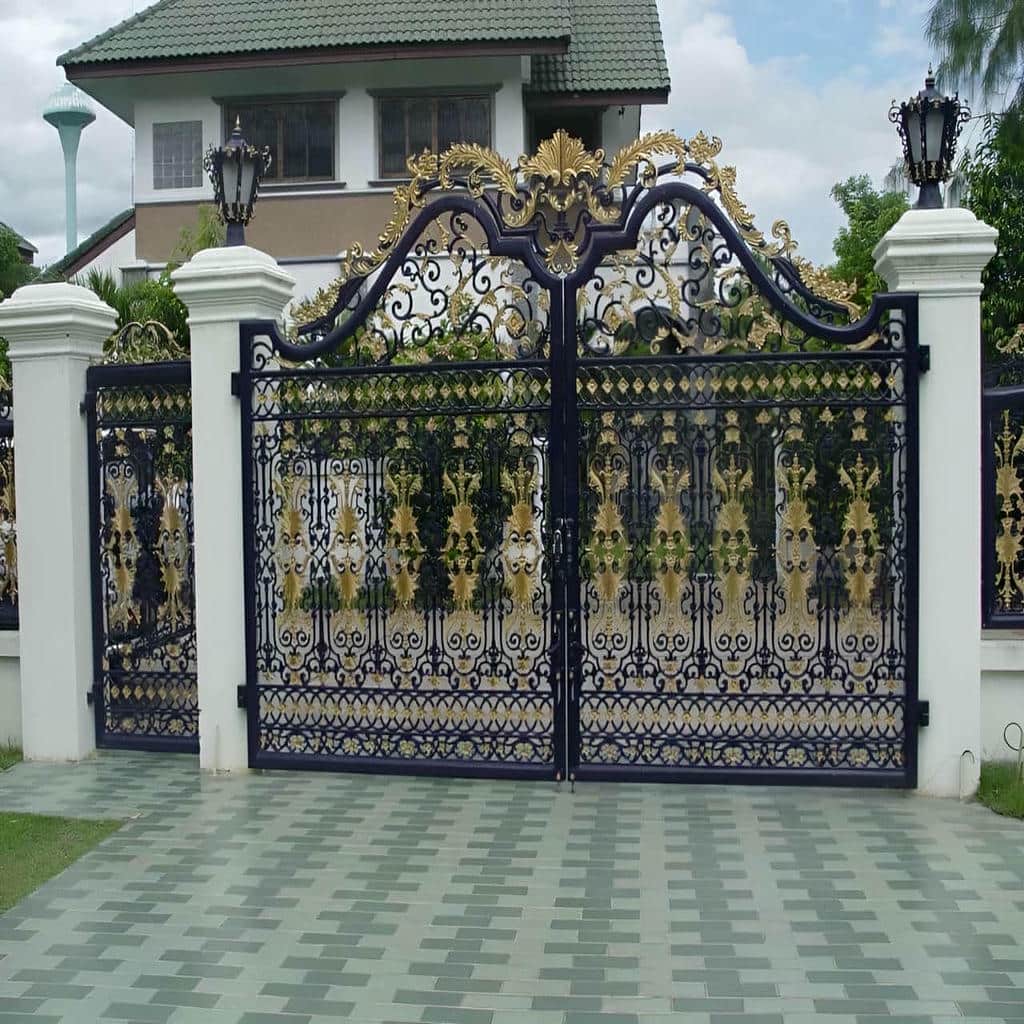 سفارش درب حیاط ویلایی قوسی پس از اندازه‌گیری دقیق