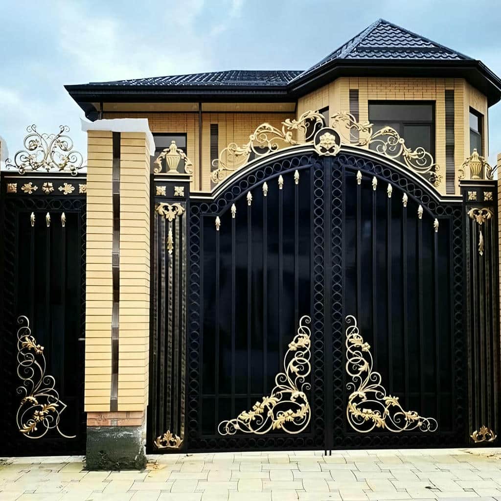 اجرای درب حیاط CNC پنل مشبک هماهنگ با نمای ساختمان