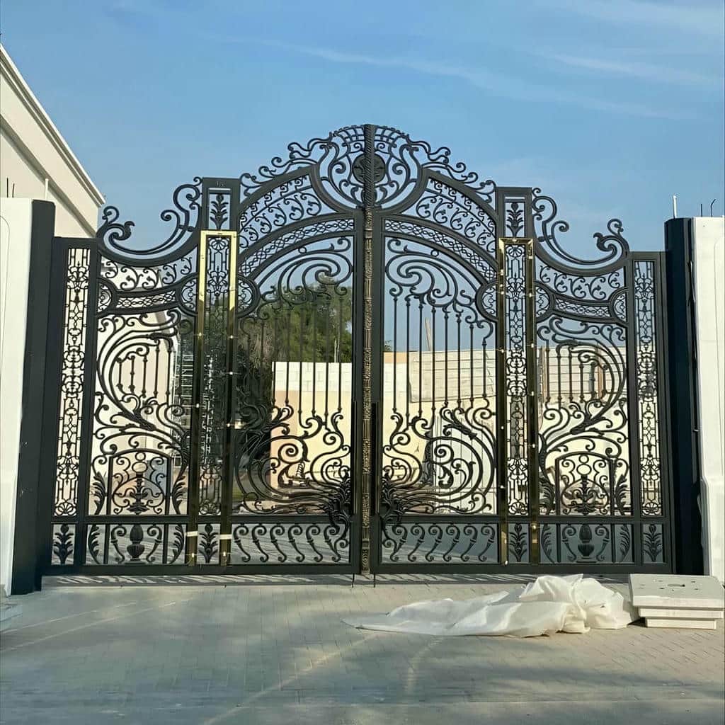 اجرای درب پارکینگ لوکس CNC ورودی ویلا