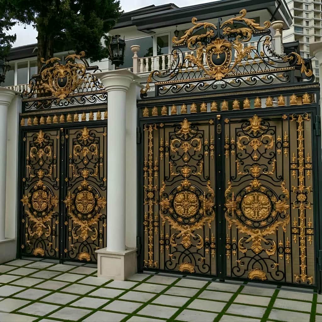 نصب درب آهنی کلاسیک کتیبه دار زیر سردر قوسی