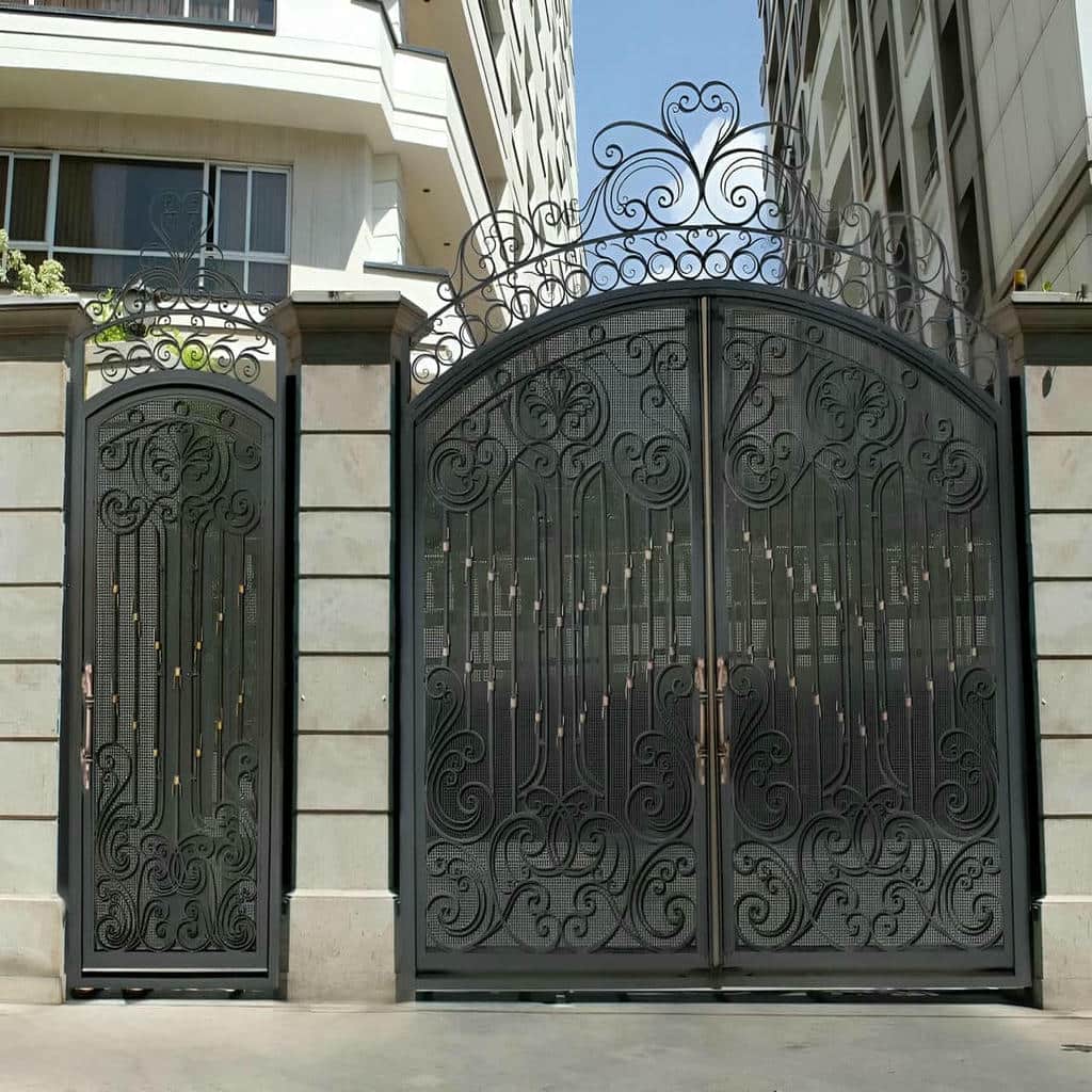 نصب درب فلزی CNC حیاط با رگلاژ دقیق