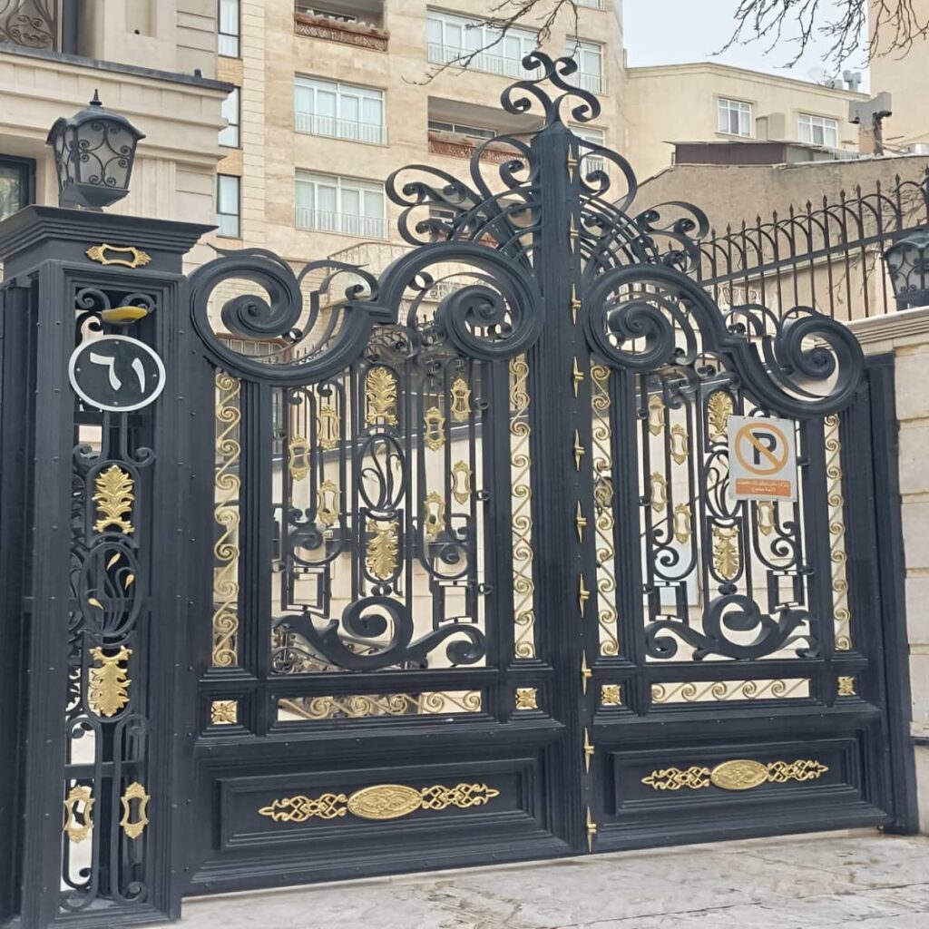 ساخت درب پارکینگ طرح چوب ترموود عمودی