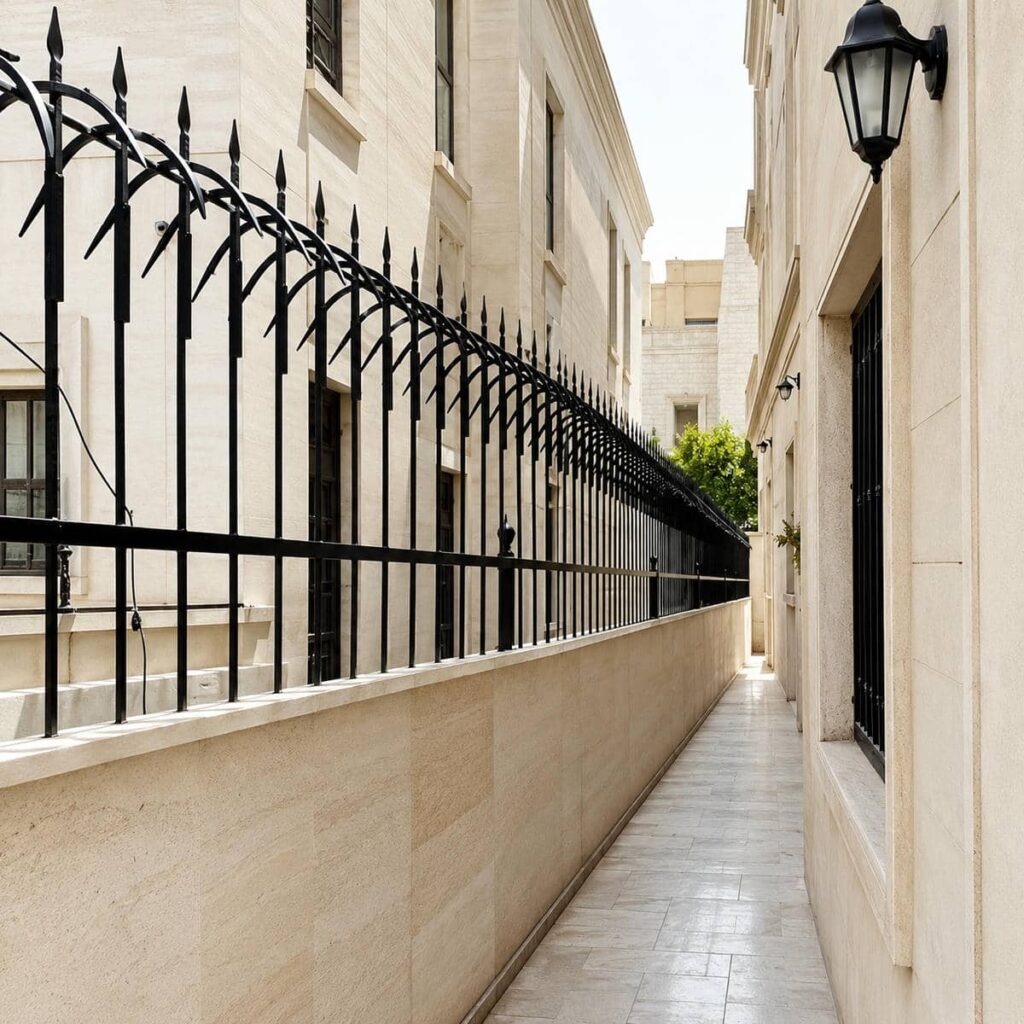 حفاظ دیوار سیم خاردار ترکیبی برای ضلع پشتی پروژه