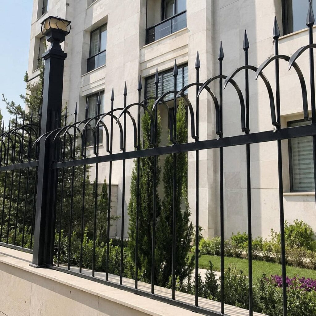 حفاظ روی دیوار حیاط مسکونی برای ورودی اصلی پروژه