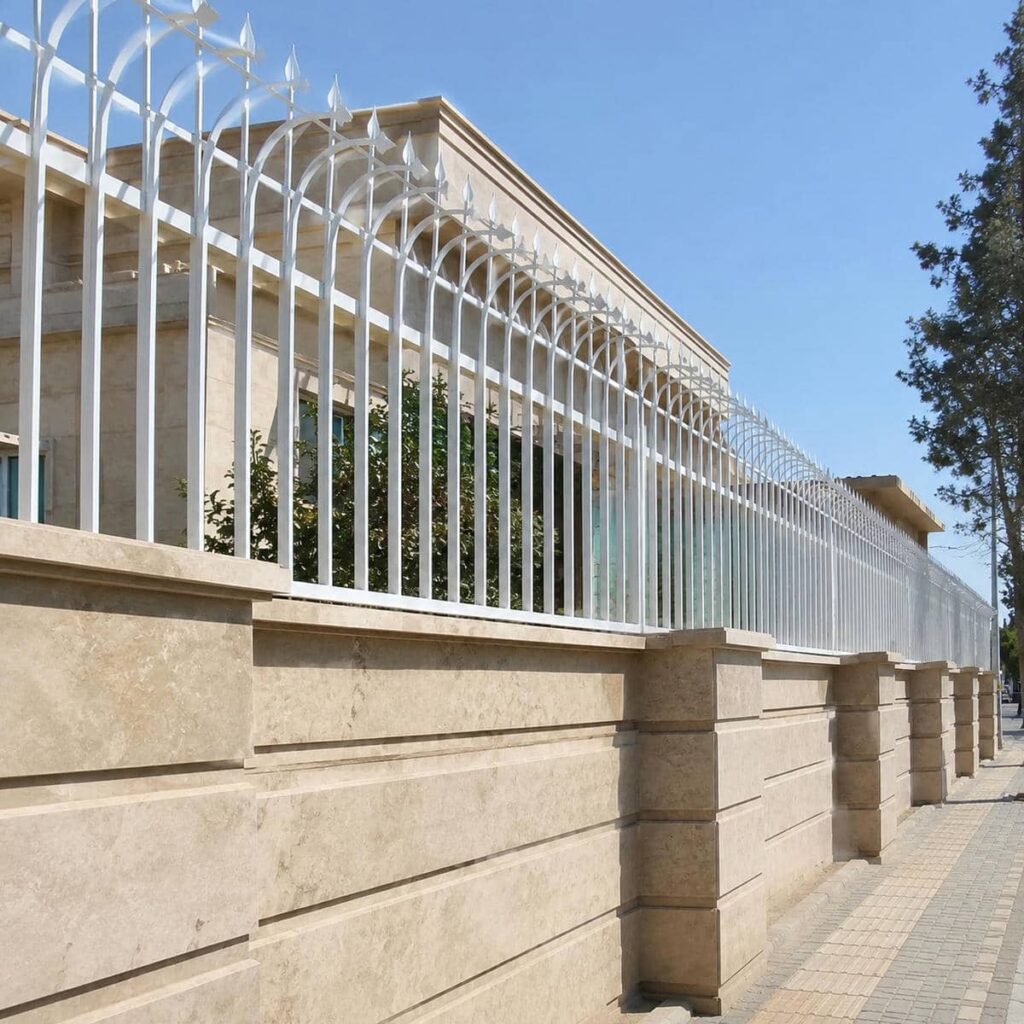 خدمات نصب سیم خاردار روی دیوار قدیمی