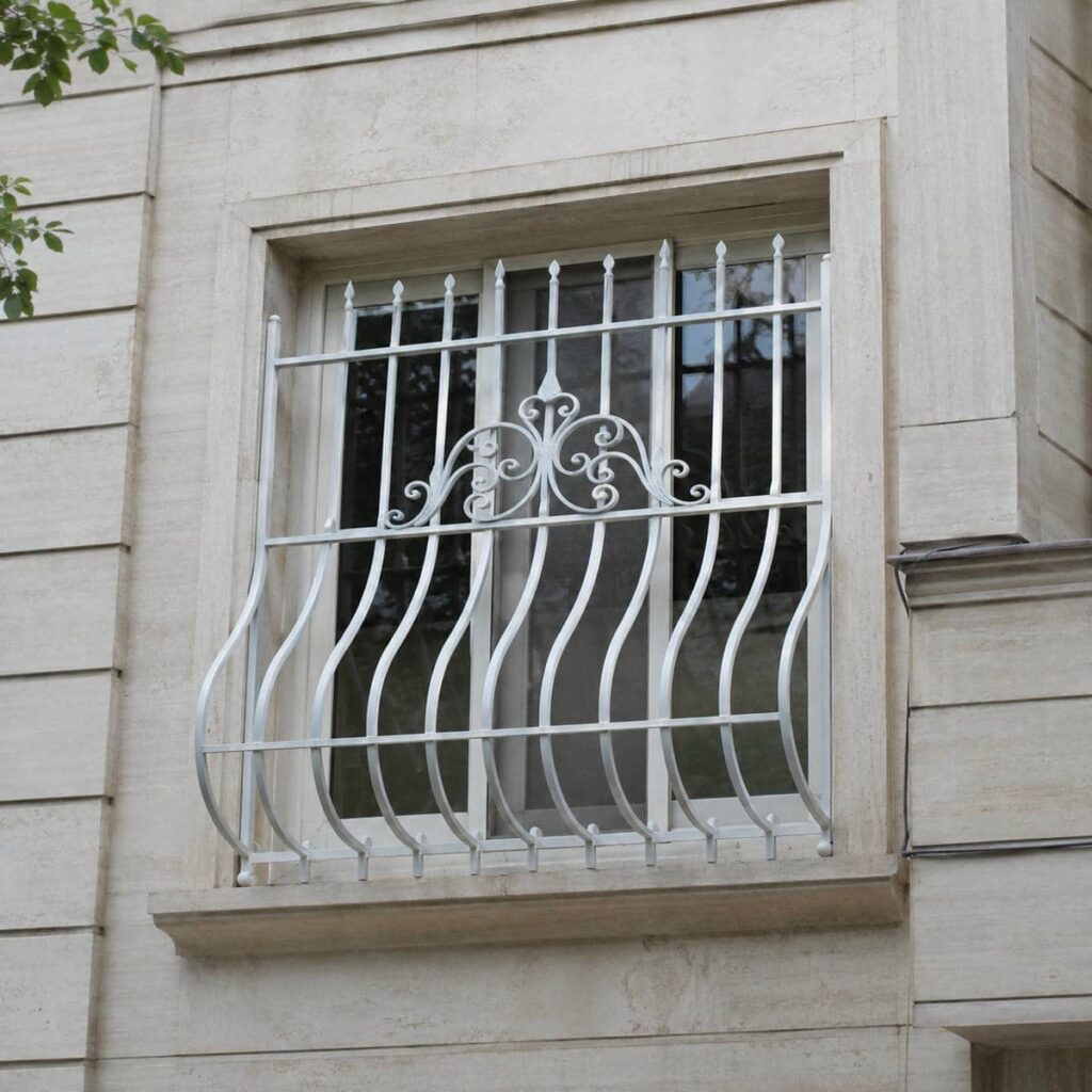 خدمات اندازه‌گیری حفاظ پنجره سفید طلایی پیش از ساخت