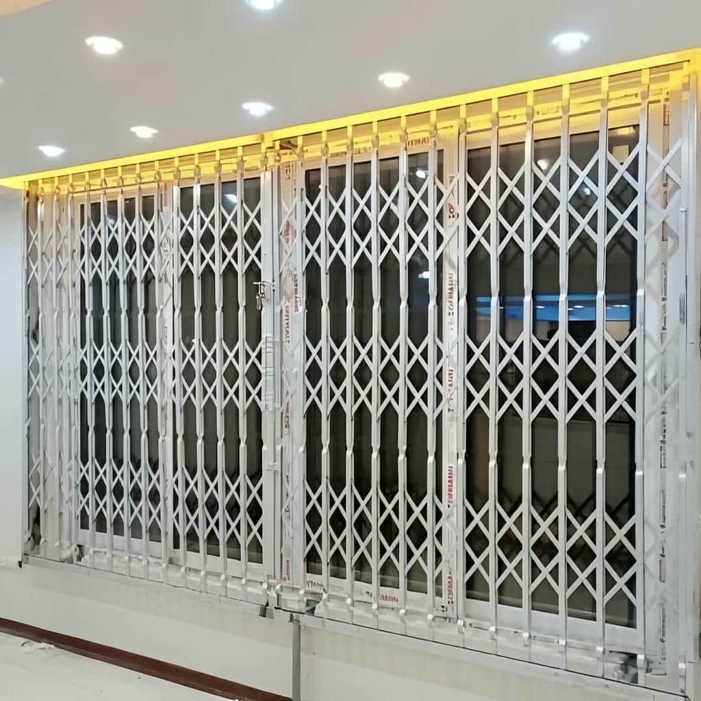اجرای حفاظ پنجره بازشو با ریل مقاوم