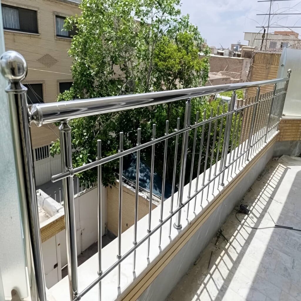 نرده تراس کنار فضای سبز باغ