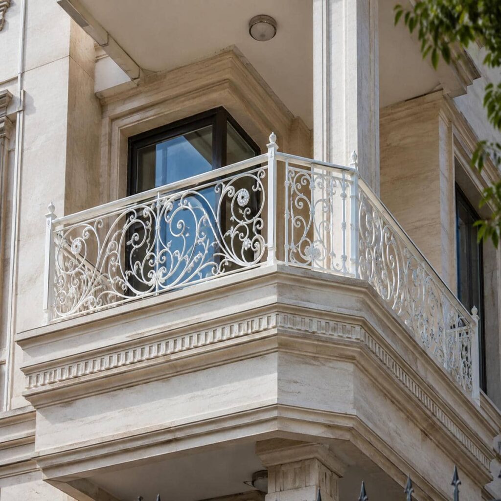 جان پناه بالکن با طراحی کلاسیک