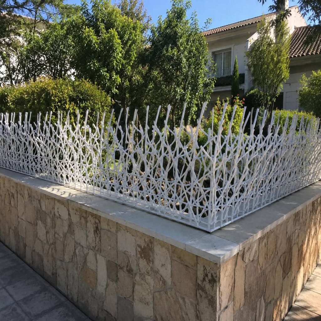 حفاظ سرنیزه ای اردبیل برای ورودی باغ