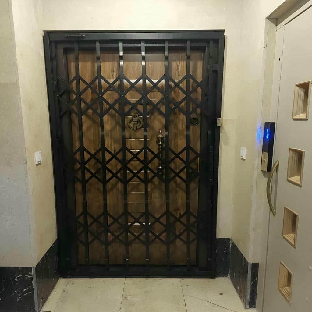 درب آکاردئونی آپارتمان با پوشش رنگی